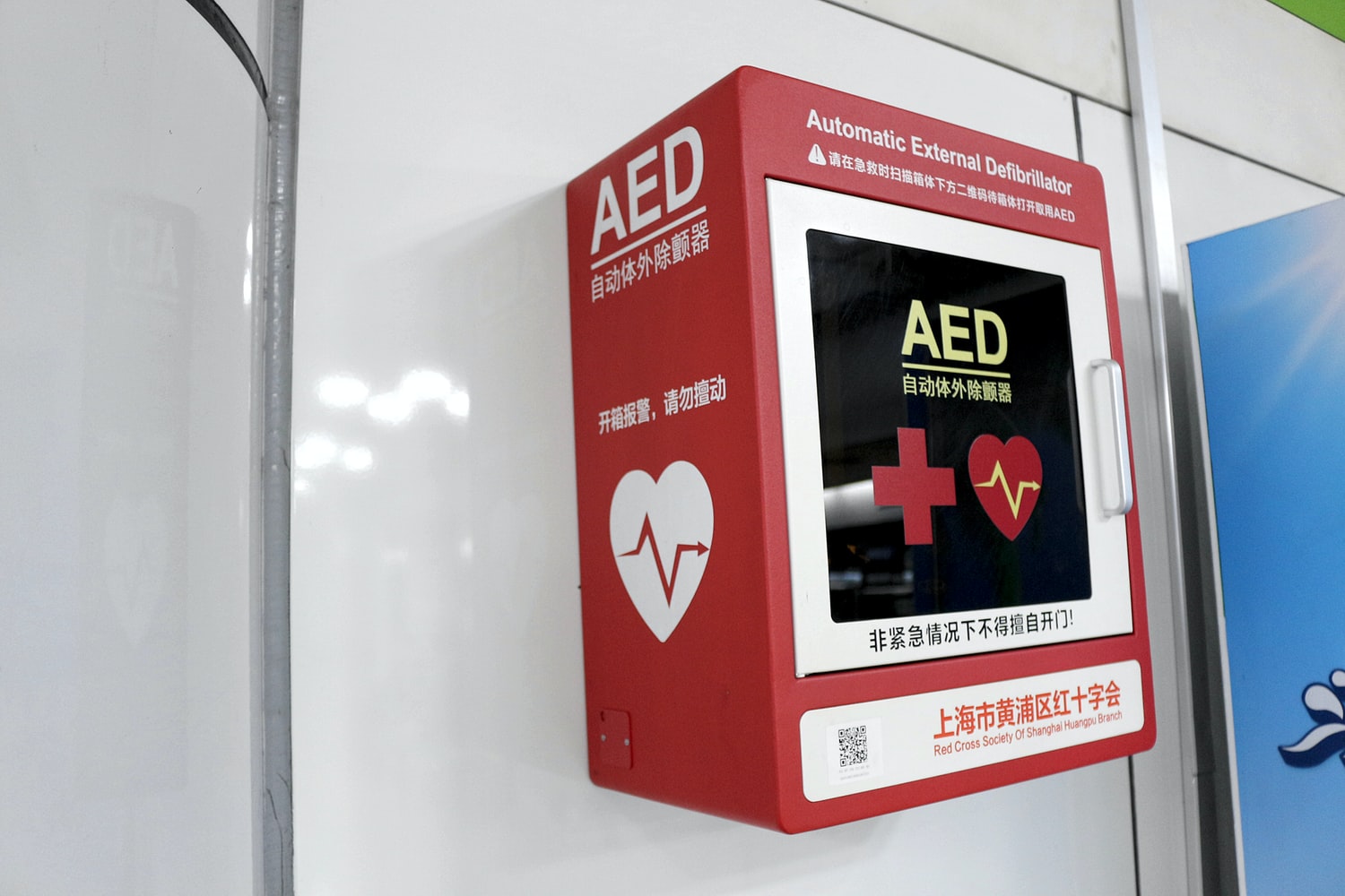 Défibrillateur automatique externe dans une armoire